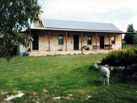 Mt Dutton Bay Woolshed Heritage Cottage - Surfers Paradise Gold Coast 0
