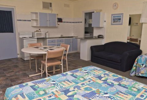 Modra's Apartments Tumby Bay - Surfers Paradise Gold Coast 5