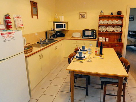 St Helens Cottages- Coach House - Surfers Paradise Gold Coast 8