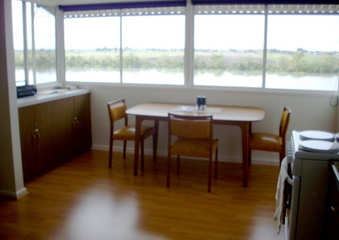 Riverfront Holiday House - Surfers Paradise Gold Coast 2