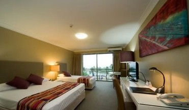 Airlie Beach Hotel - Surfers Paradise Gold Coast 1