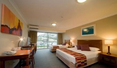 Airlie Beach Hotel - Surfers Paradise Gold Coast 2