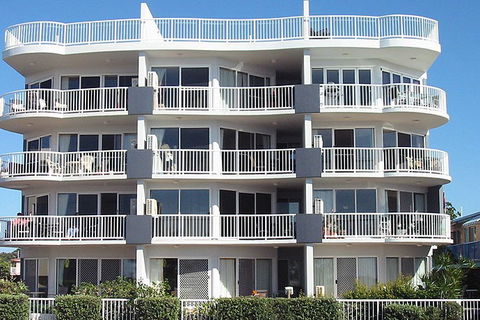 Sandy Shores On Golden Beach - Surfers Paradise Gold Coast 1