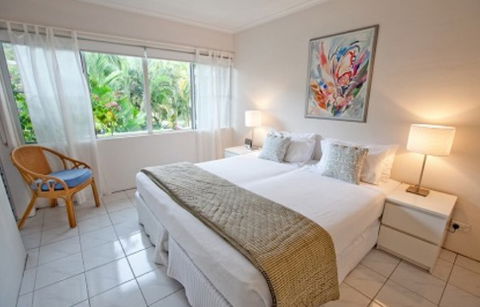Driftwood Mantaray On Macrossan - Surfers Paradise Gold Coast 1