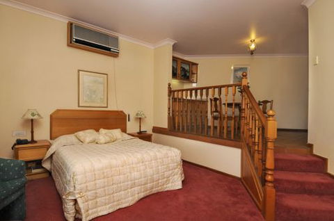 McNevins Warwick Motel & Gunyah Restaurant - Surfers Paradise Gold Coast 1