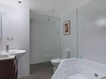 Amora Riverwalk Melbourne - Surfers Paradise Gold Coast 2