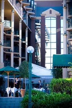 Amora Riverwalk Melbourne - Surfers Paradise Gold Coast 14