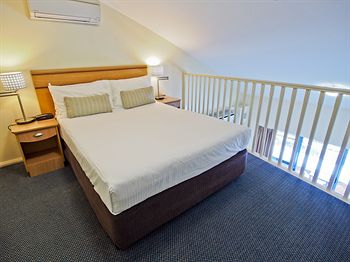 Oaks Waterfront Resort - The Entrance - Surfers Paradise Gold Coast 8