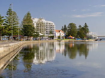 Oaks Waterfront Resort - The Entrance - Surfers Paradise Gold Coast 11