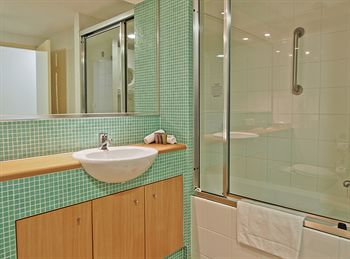 Oaks Waterfront Resort - The Entrance - Surfers Paradise Gold Coast 2