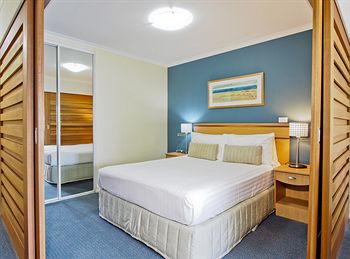 Oaks Waterfront Resort - The Entrance - Surfers Paradise Gold Coast 3