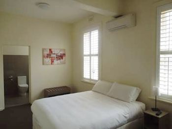 Naughtons Parkville Hotel - Surfers Paradise Gold Coast 2