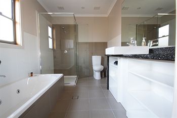 The Edgewater Bed & Breakfast - Surfers Paradise Gold Coast 2