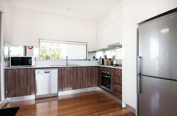 Position Perfect - Surfers Paradise Gold Coast 13