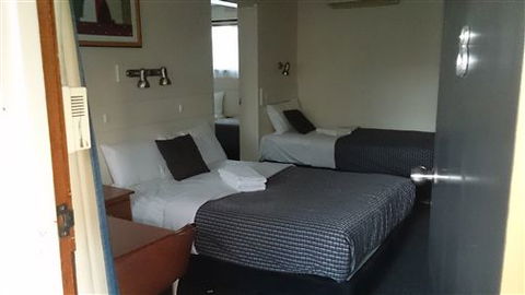Budget On The Lake - Surfers Paradise Gold Coast 3