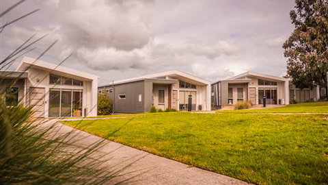 Deakin Waurn Ponds Units - Surfers Paradise Gold Coast 3