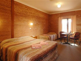 Mud Hut Motel - Surfers Paradise Gold Coast 1