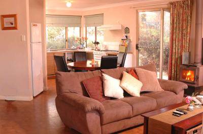 Bettenay's Lakeside Loft Spa Apartment - Surfers Paradise Gold Coast 2