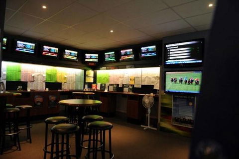 Caledonian Hotel Motel Echuca - Surfers Paradise Gold Coast 1
