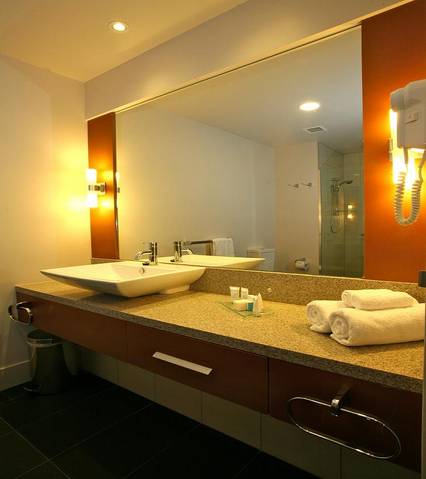 The Colmslie Hotel Suites & Conference Centre - Surfers Paradise Gold Coast 1