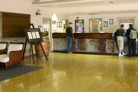 Ayers Rock - Outback Pioneer Lodge - Surfers Paradise Gold Coast 3