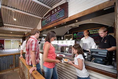 Ayers Rock - Outback Pioneer Lodge - Surfers Paradise Gold Coast 5