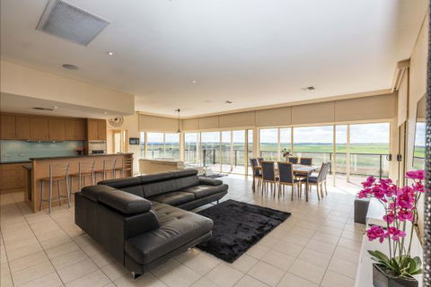 River Shack Rentals - Living The Dream - Surfers Paradise Gold Coast 28