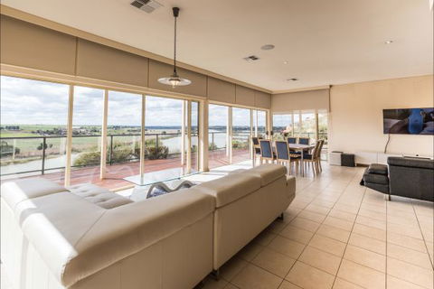 River Shack Rentals - Living The Dream - Surfers Paradise Gold Coast 29