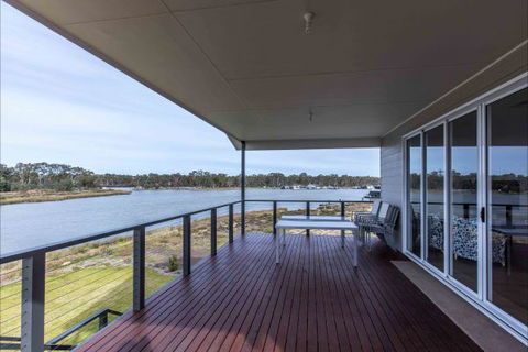 River Shack Rentals - Living The Dream - Surfers Paradise Gold Coast 111