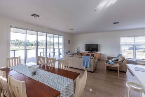 River Shack Rentals - Living The Dream - Surfers Paradise Gold Coast 112