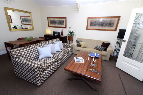 Mirkwood Forest Self-Contained Spa Cottages - Surfers Paradise Gold Coast 6