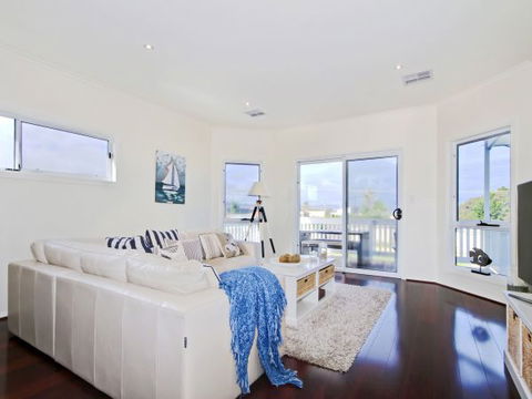 Century 21 SouthCoast: White Caps - Surfers Paradise Gold Coast 1