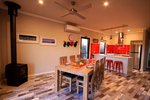 Coorong Cabins - Surfers Paradise Gold Coast 2