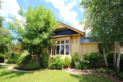 Cotswold Gardens Armidale - Surfers Paradise Gold Coast 0