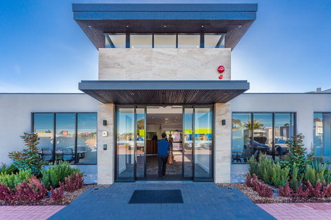 Country Comfort Perth - Surfers Paradise Gold Coast 0