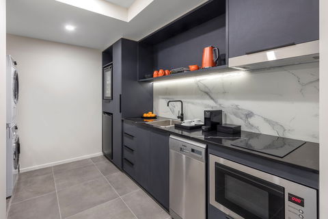 Deco Hotel Canberra - Surfers Paradise Gold Coast 6