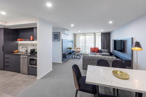 Deco Hotel Canberra - Surfers Paradise Gold Coast 7