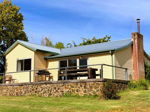 Adelong Valley Farm Stays - Moorallie Cottage - Surfers Paradise Gold Coast 1