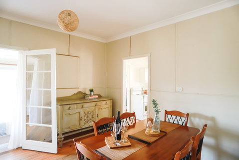Adelong Valley Farm Stays - Moorallie Cottage - Surfers Paradise Gold Coast 2