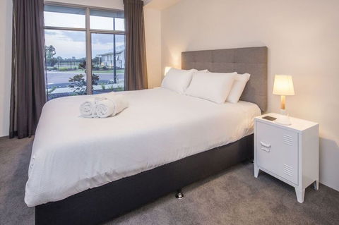 Fairway Lakeside - Surfers Paradise Gold Coast 2