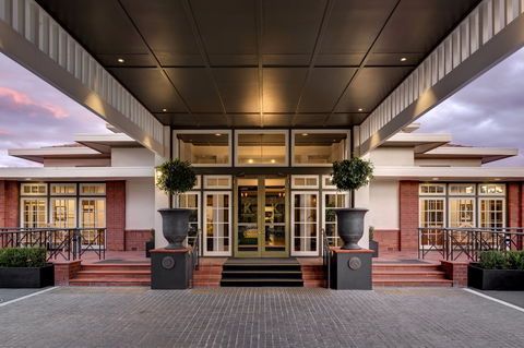 Hotel Kurrajong Canberra - Surfers Paradise Gold Coast 1