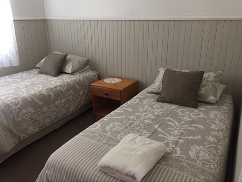 Riverland Holiday Cottage - Surfers Paradise Gold Coast 2