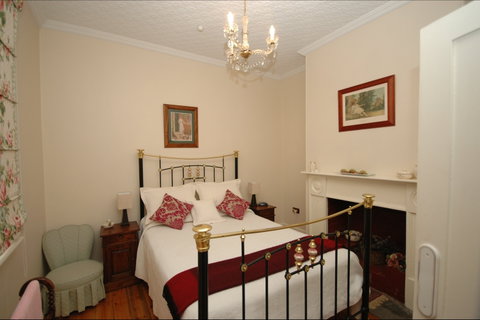 Clare Valley Heritage Retreat - Wishing Well Cottage - Surfers Paradise Gold Coast 2
