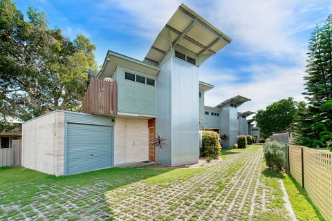 Sun Worship Crescent Head Eco Villas - Surfers Paradise Gold Coast 1