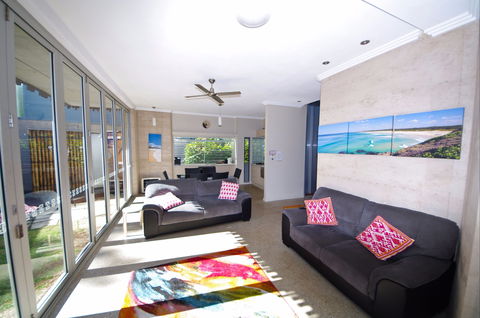 Sun Worship Crescent Head Eco Villas - Surfers Paradise Gold Coast 2