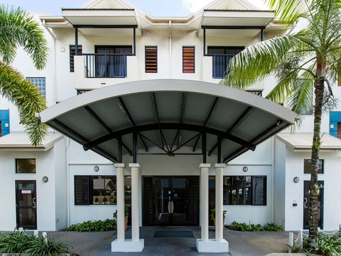 Cairns Queens Court - Surfers Paradise Gold Coast 1