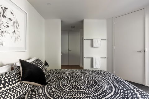 Dlux + Escape @ 83 Great Ocean Road Apartments Lorne - Surfers Paradise Gold Coast 2