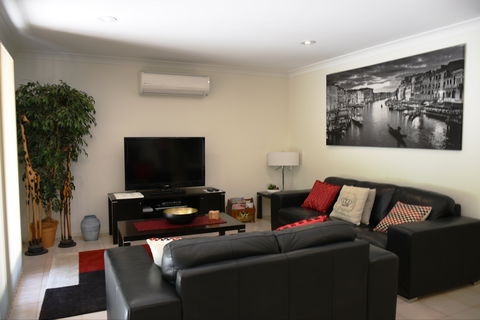 Wagga Riverside Apartments - Surfers Paradise Gold Coast 2