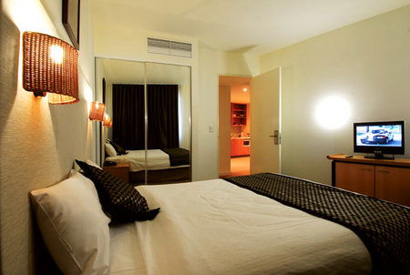 Golden Pebble Hotel - Surfers Paradise Gold Coast 0