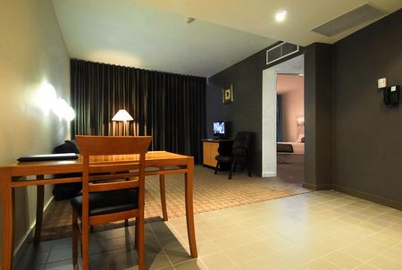 Golden Pebble Hotel - Surfers Paradise Gold Coast 1
